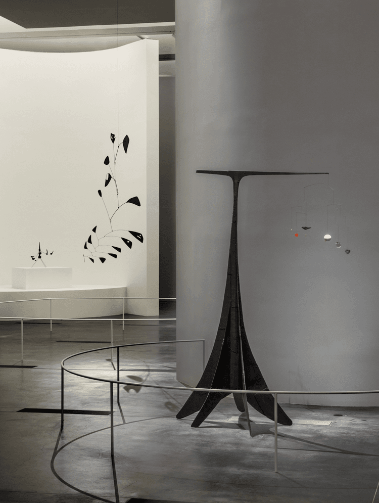 Installation photograph (LACMA), Calder and Abstraction: From Avant-Garde to Iconic, Los Angeles County Museum of Art, © Calder Foundation, New York, Artists Rights Society (ARS), NY. Photo © Fredrik Nilsen.