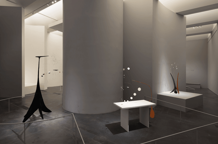 Installation photograph (LACMA), Calder and Abstraction: From Avant-Garde to Iconic, Los Angeles County Museum of Art, © Calder Foundation, New York, Artists Rights Society (ARS), NY. Photo © Fredrik Nilsen.