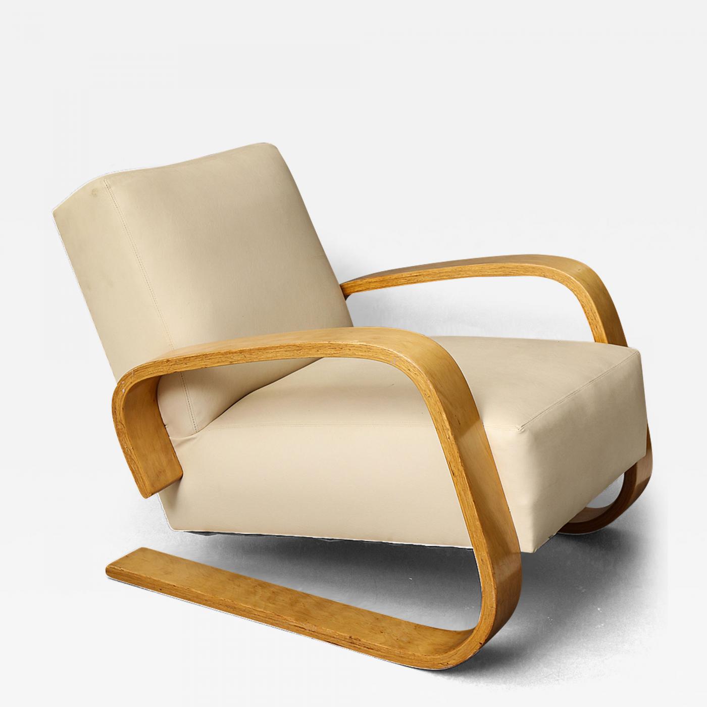 The “Tank” Lounge Chair by Alvar Aalto, model no. 400. Steam-bent birch frame and leather upholstery, executed by Artek circa 1936. Offered by Liz O’Brien.