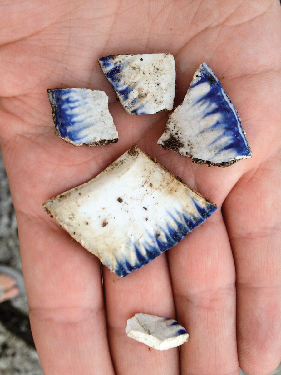 Fig. 1: Ceramic shards from the roof of Jesuit Seminary of Belém de Cachoeira, Brazil. Earthenware with underglaze blue decoration, Staffordshire, England, 1840–1860. Photography by the author.