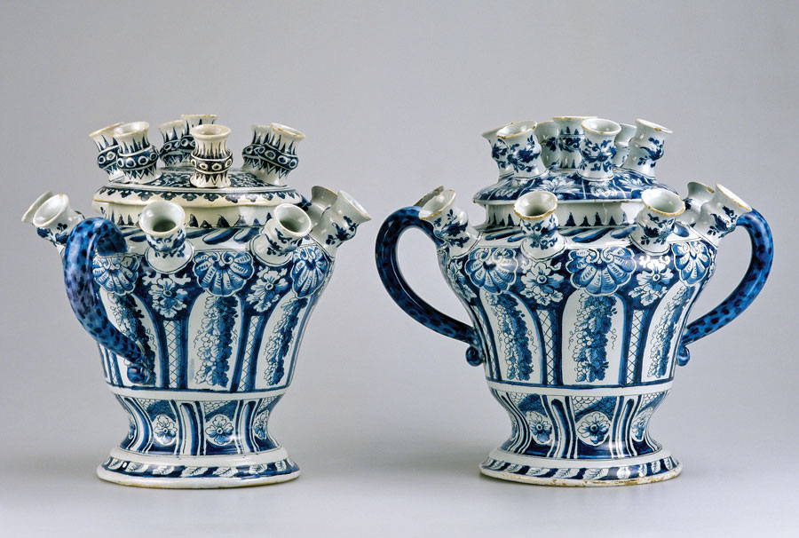 Fig. 2: Pair of tulip vases with lids, Manufacture de Grieksche A (Greek A Factory), Delft, headed by Adrianus Kocks (w. 1687–1701) and marked “AK.” This pair of faience vases was probably a royal present from William & Mary, which the Margrave presented to his wife after a visit to London. Photography by Martine Beck Coppola.