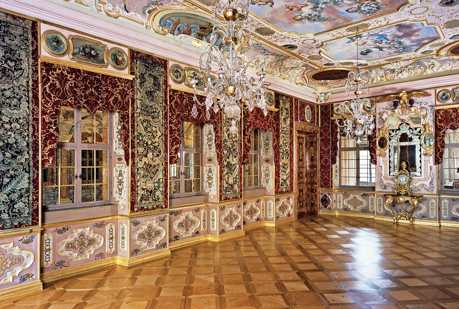 Fig. 3: Antechamber or small dining room in the Margravine’s apartment. Notice the blue and white “dishes” in the painted ceiling alcove. Photography by Landesmedienzentrum Baden-Wuerttemberg.