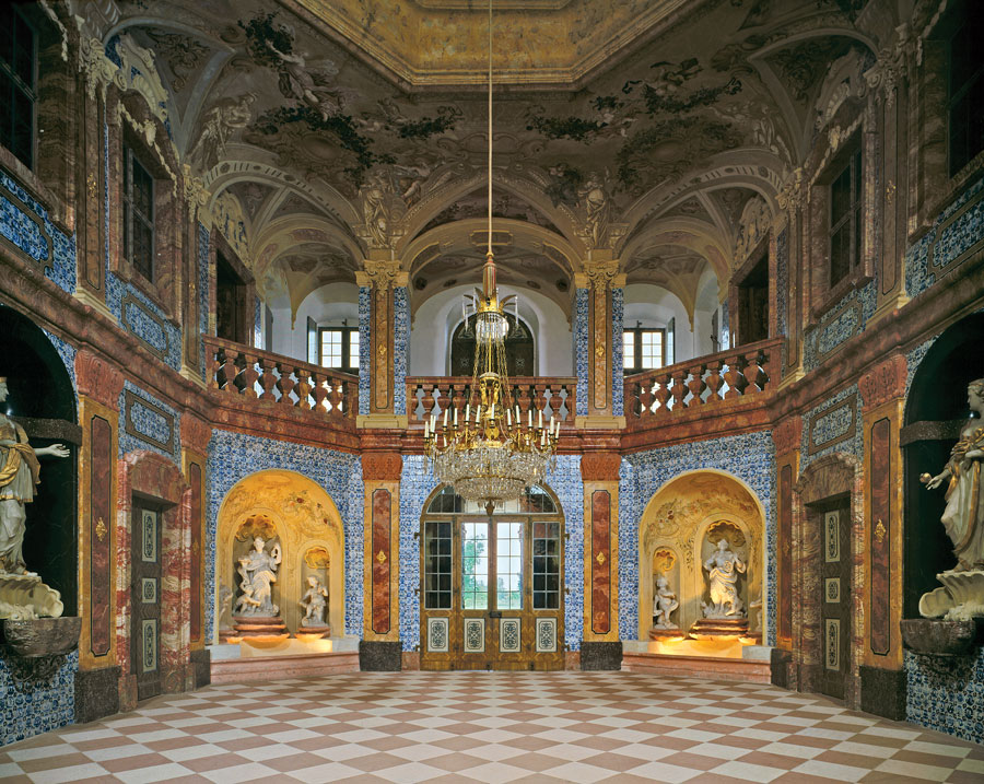 Fig. 4: The Sala Terrene is accessible from the garden through large gates at both sides of the palace. Decorative earthenware wall tiles made in Nuremberg, circa 1712–1715, decorate the walls of both the gallery and balcony. Photography by Martine Beck Coppola.