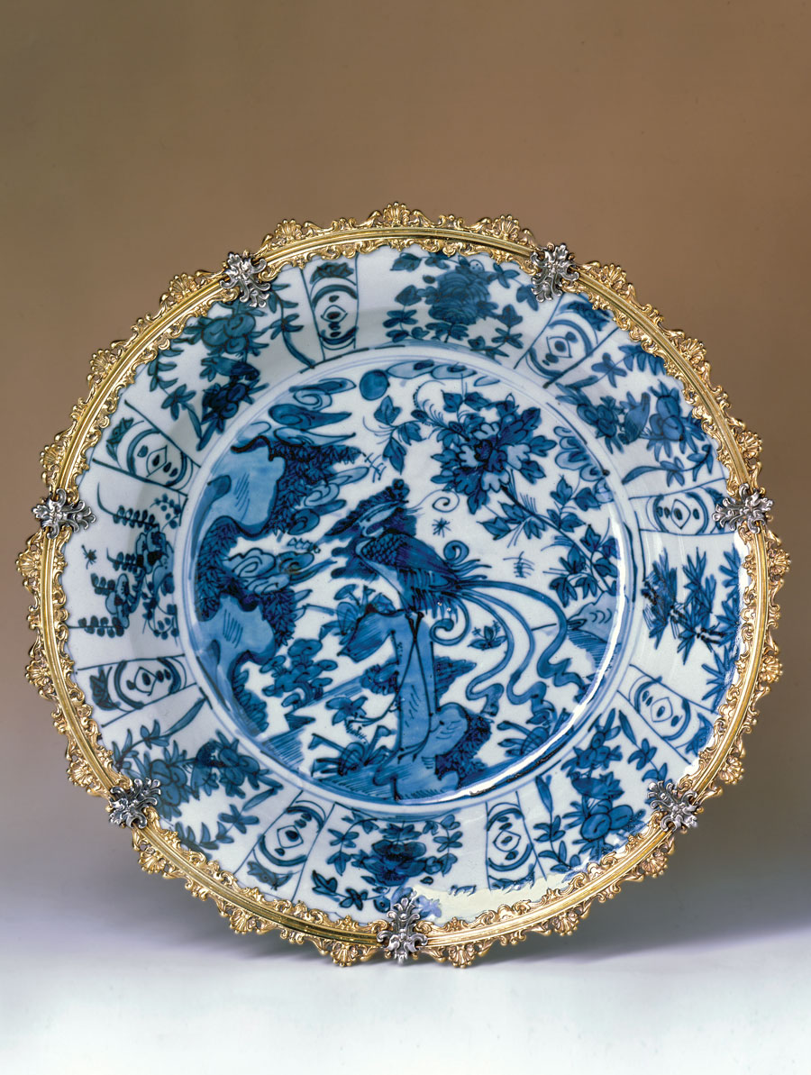 Fig. 7: Swatow blue and white porcelain plate, late Ming, 1600–1625, with European gold mounting, circa 1675. Originally part of a lavabo set; the ewer is missing. This beautifully painted basin is one of the few pieces that were verifiably part of Sibylla Augusta’s collections in 1691, when her husband Ludwig Wilhelm, Margrave of Baden-Baden, was still alive. Photography by Martine Beck Coppola.
