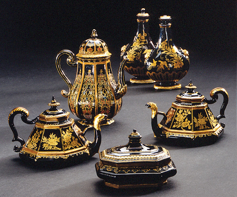 Fig. 9: Display of “Schwartz Porcelain,” stoneware, associated with Johann Friedrich Böttger (1682–1719), Meissen, ca. 1710–1713. This type of Böttger stoneware, decorated with a black glaze and gold detailing, is referred to as Schwartz Porcelain; the effect is intended to emulate lacquer. Photography by Martine Beck Coppola.