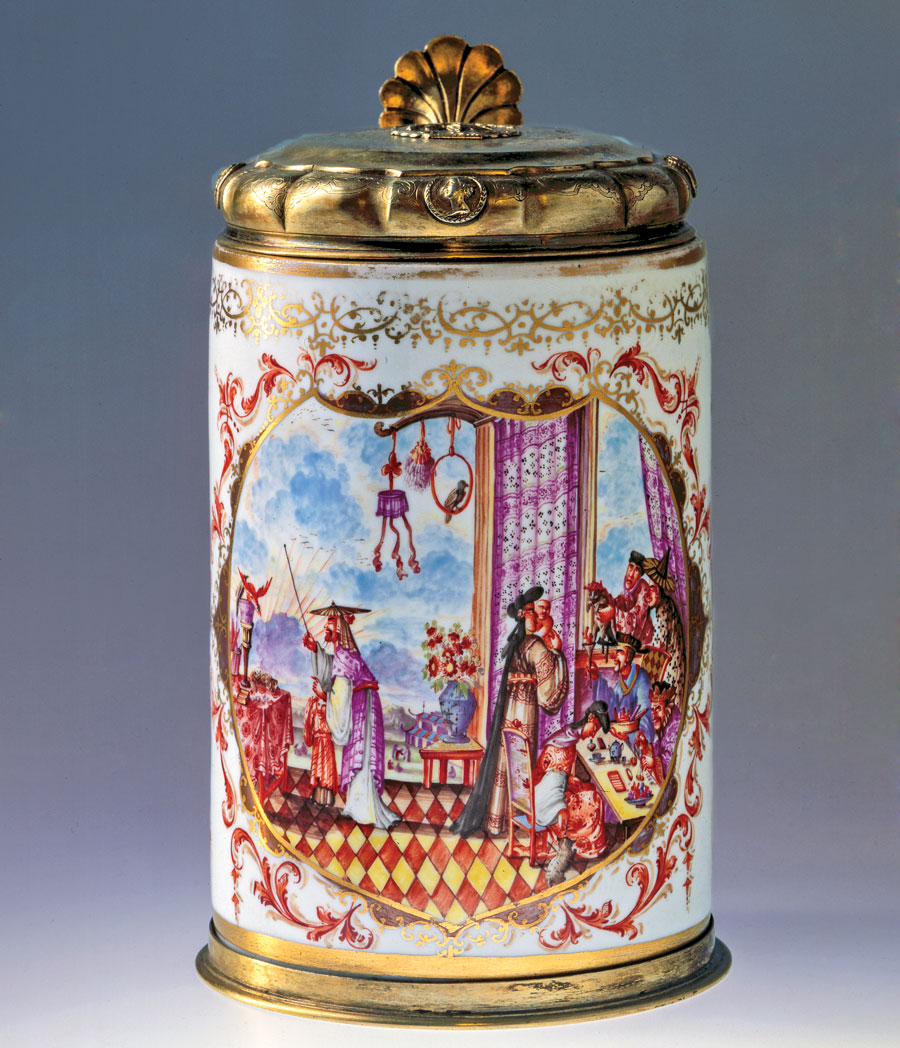 Fig. 12: Porcelain tankard painted in polychrome enamels with gilded accents, most likely by Johann Gregorius Höroldt, Meissen, circa 1724–1726. Hinged gold cover and footrim by Daniel Schaeffler, Augsburg. Photography by Landesmedienzentrum Baden-Wuerttemberg.