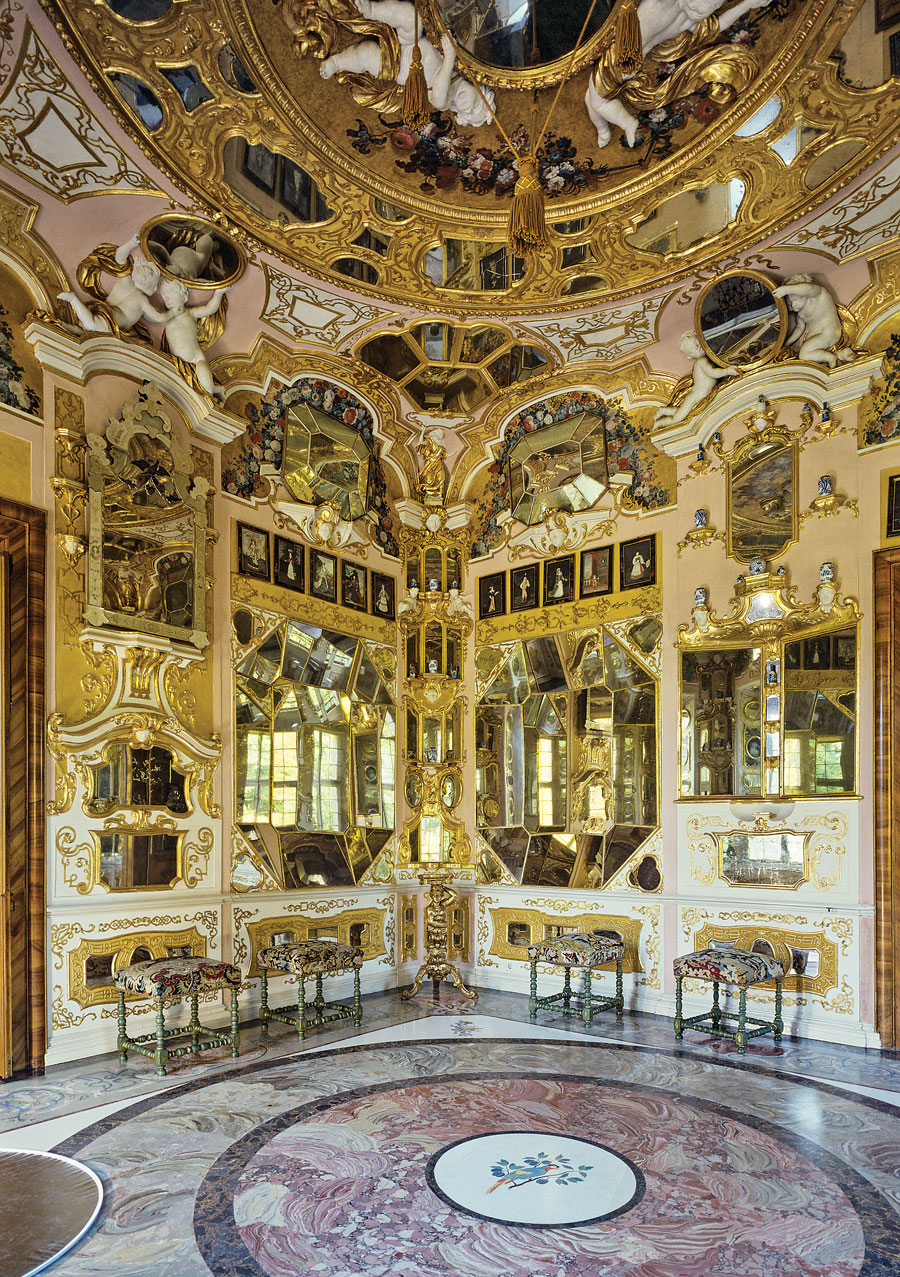 Fig. 14: The Mirror Cabinet in the Margravine’s apartment displays 313 mirrors distributed over the walls and the ceiling. The mirrors multiply a selection of Sibylla Augusta’s collection of Asian and European porcelain, arranged on a multitude of wall consoles and sills. At the same time, they catch the reflection of the portraits on the window jambs and the walls, blurring the boundaries between reality and illusion. Photography by Martine Beck Coppola.
