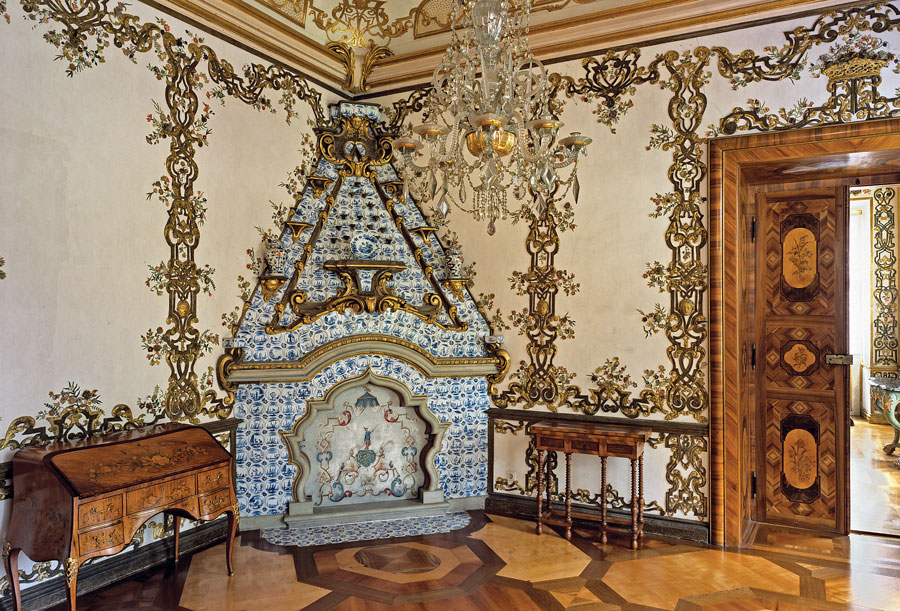 Fig. 17: Floral room with tiled fireplace in the apartment of Sibylla Augusta. Photography by Landesmedienzentrum Baden-Wuerttemberg.