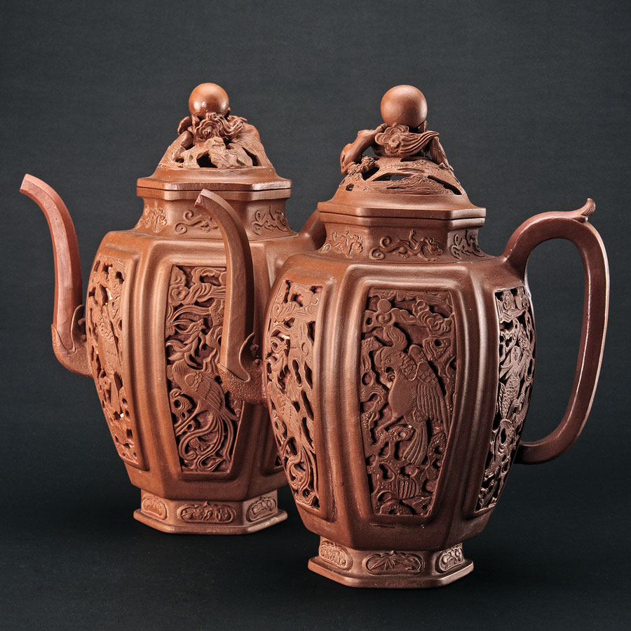 Two magnificent stoneware teapots with covers. Chinese Yixing, Qing, Kangxi period (1662–1722). Photography by Landesmedienzentrum Baden-Wuerttemberg.