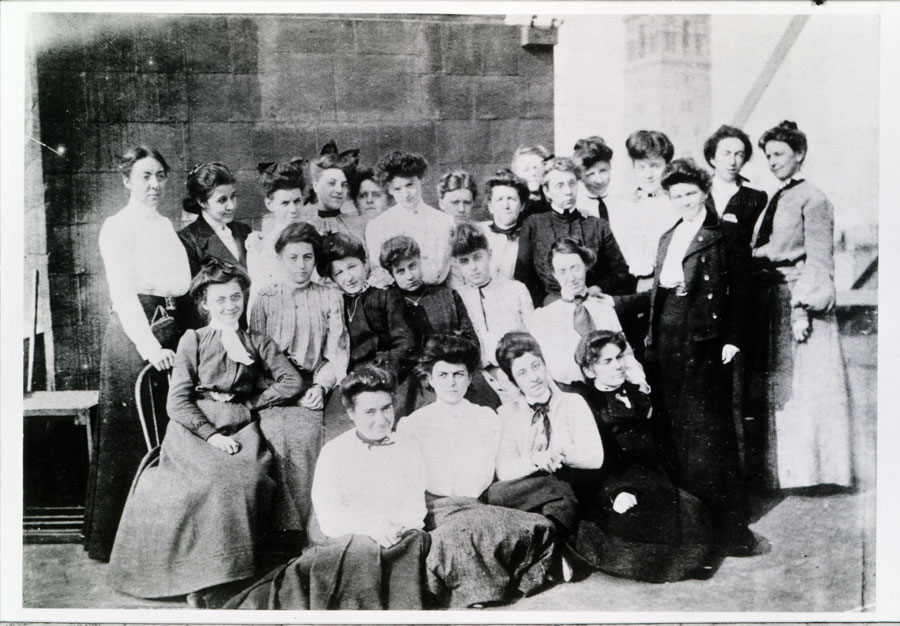Fig. 1: “Tiffany Girls” (Clara Driscoll at the far left) on the roof of Tiffany Studios, 1904–1905. The Charles Hosmer Morse Museum of American Art, Winter Park, FL. © The Charles Hosmer Morse Foundation, Inc.