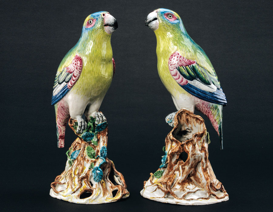 Pair of parrots with the wheel brand and signature of JZ (John Zeschinger), Hoechst, ca. 1748-1753. Faience, decoration in glaze colors. Photography by Landesmedienzentrum Baden-Wuerttemberg.