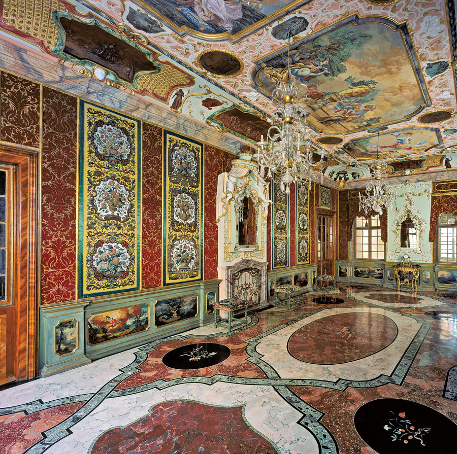 Anteroom or small dining room in the apartment of Crown Prince Ludwig Georg. Photography by Landesmedienzentrum Baden-Wuerttemberg.