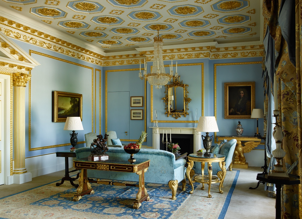 Guests who stay in the Royal Suite are treated to an unparalleled view of Buckingham Palace’s gardens, located only steps away from the Lanesborough Hotel.
