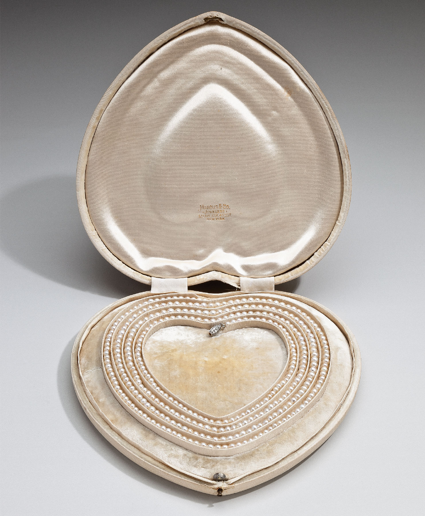 Fig. 11: The Osborn pearls, Marcus & Co., United States, 1906. Natural pearls, platinum, diamonds; L. 57¼ inches. Purchase 2014; Alberto Burri Memorial Fund established by Stanley J. Seeger (2014.5).