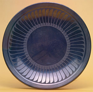 Fig. 3: Black-on-black ceramic plate by Maria Martinez and Popovi Da, 1943 (cat. 49249/12). D. 13-4/5