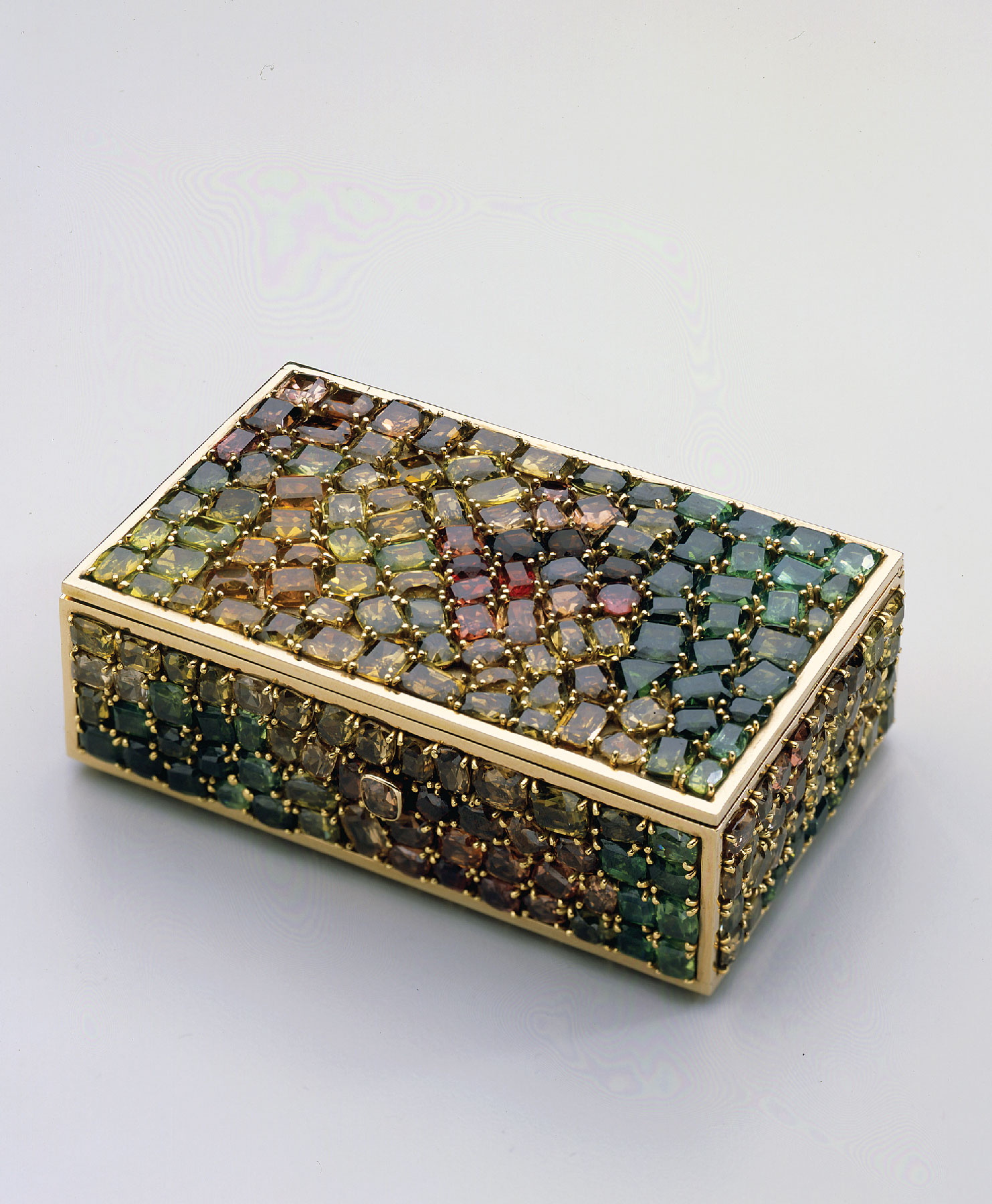 Fig. 3: Custom vanity case for Doris Duke, Fulco di Verdura (1898–1978), United States, 1941. Olivines, citrines, beryls, tourmalines, peridots, gold; H. 2¹⁄⁵, W. 3⅞, D. 1½ inches. Purchase 2004; The Members’ Fund (2004.22a–c).